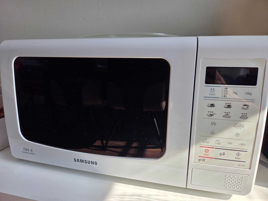 Продам мікрохвильову піч Samsung GE733K