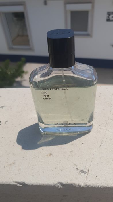 Quatro perfumes para venda por 10 euros
