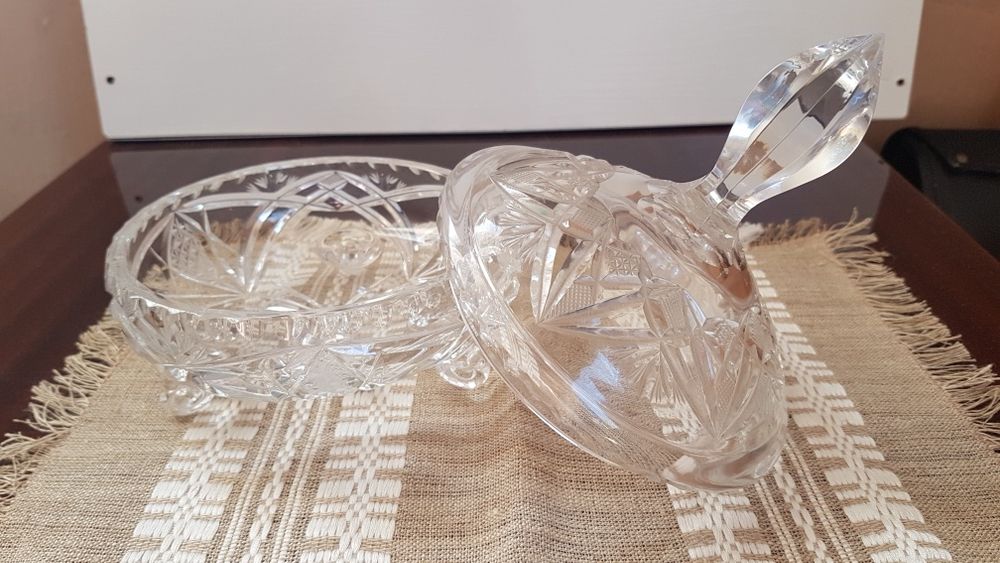 Elegancka bomboniera na nóżkach. Kryształ