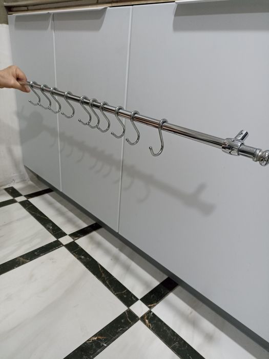 Вішалка з розсувними гачками