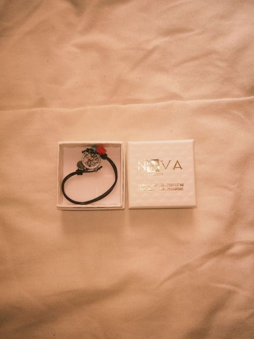 Pulseira preta com detalhes prateados