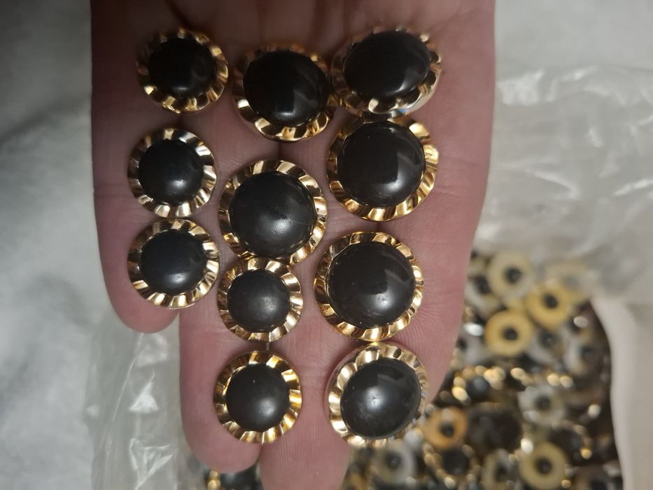 Блискавки, Гудзики