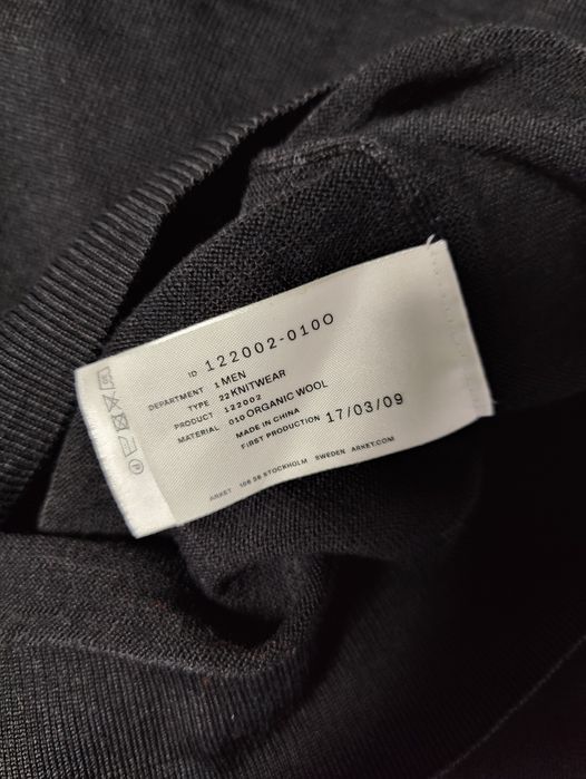 Super wełniany klasyczny sweterek ARKET rozm L