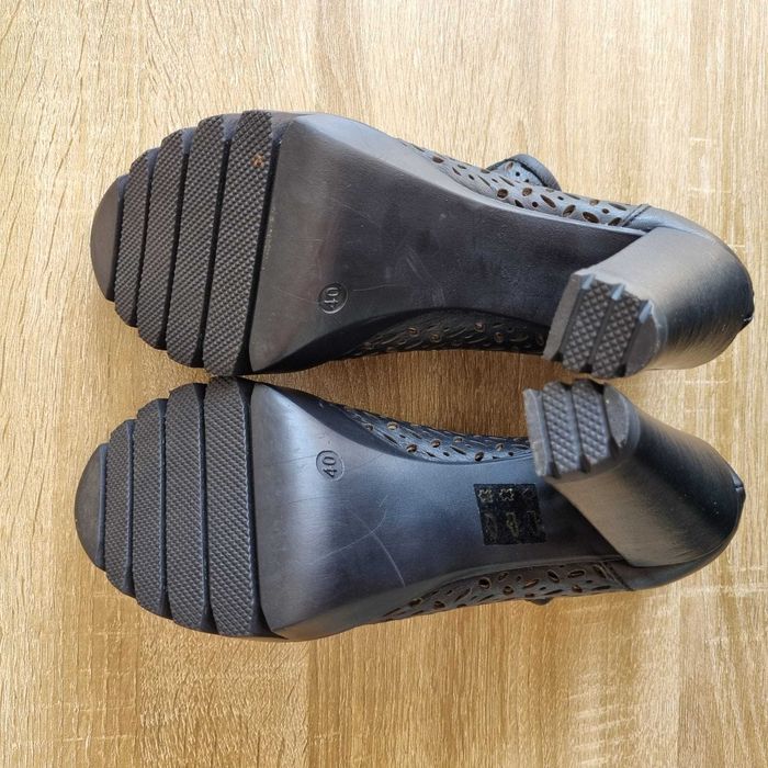 Botins Pretos de Salto Alto em Pele