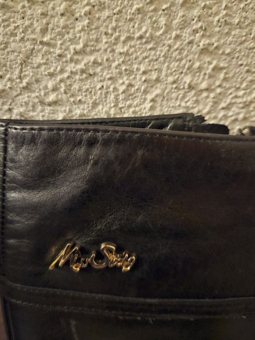 Botas cano alto em pele preta.  Miss Sixty