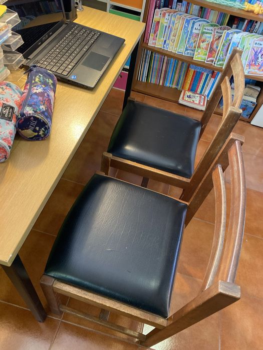 Secretária Resistente com 2 Cadeiras, Quadro de Cortiça e Candeeiro