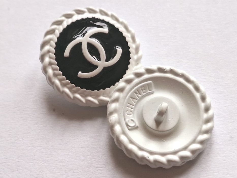 Eleganckie logowane guziczki, cena dotyczy 1 sztuki