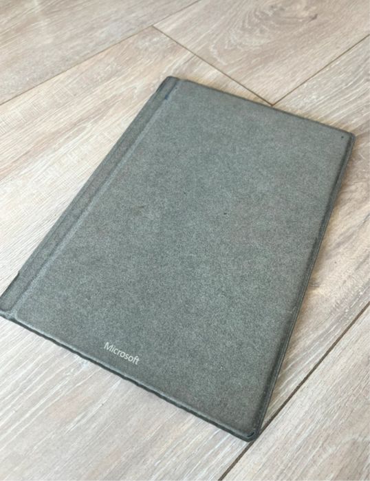 Laptop / Tablet - Microsoft Surface Pro 6 • i7 • 16 GB RAM • 1 TB SSD