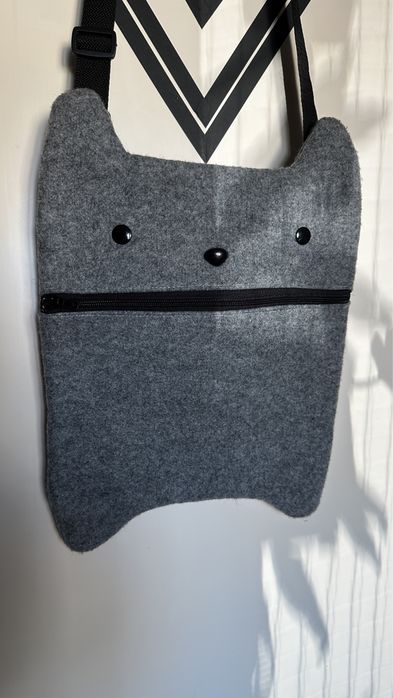 Torba kot na ramie na regulowanym pasku handmade kotek z grubego filcu