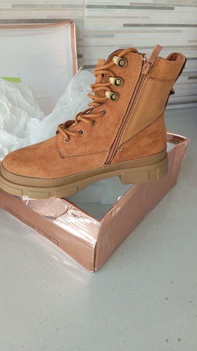 Bota em camurça, camel