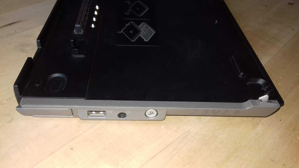 Док-станция медиа-база Dell содержит DVI, VGA, COM, LPT, USB-порты, DVD привод и др
