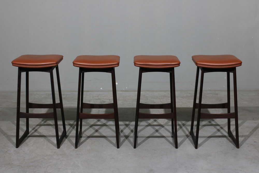 Conjunto de 4 bancos bar nórdicos em teca