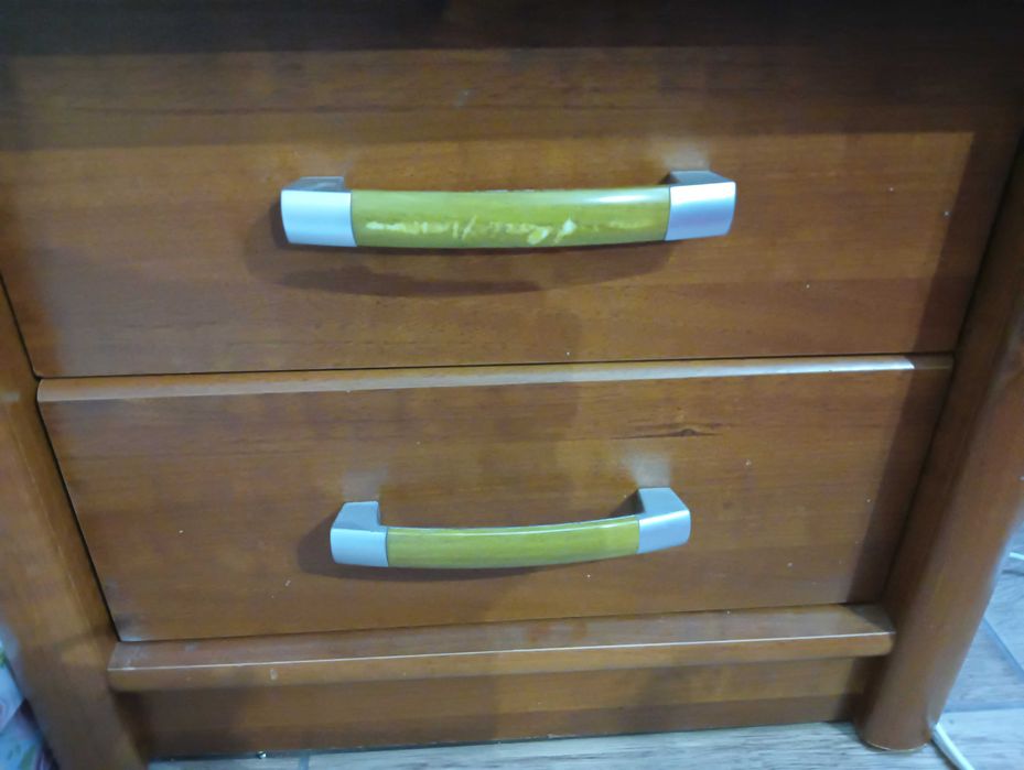 Brązowe stoliki nocne