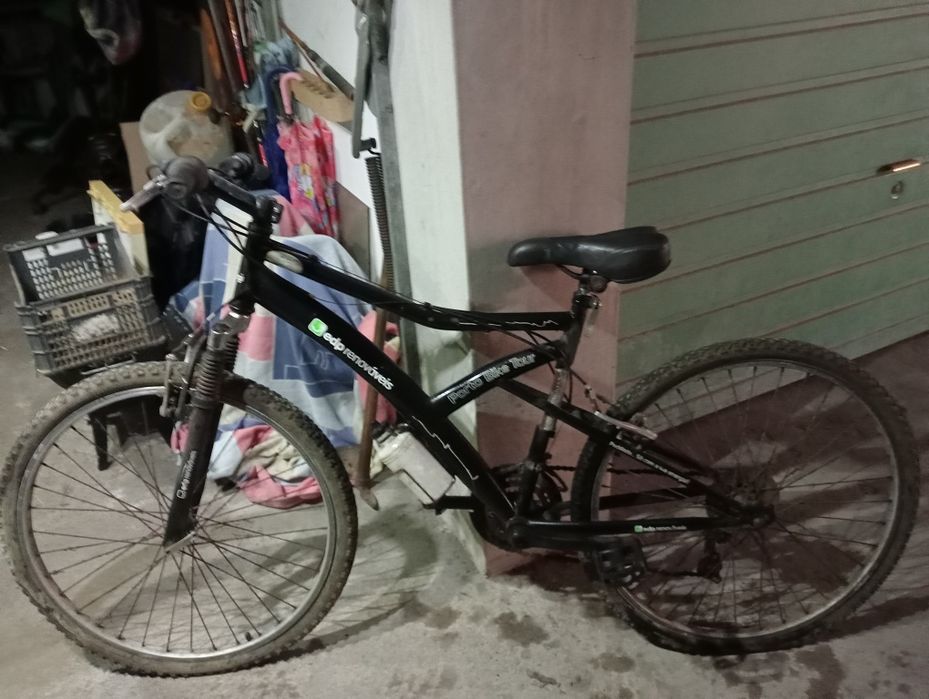 Bicicletas em bom estado de pintura tem que levar uma afinadela e 2 câmeras de ar nas rodas traseiras preço de cada uma 35€
