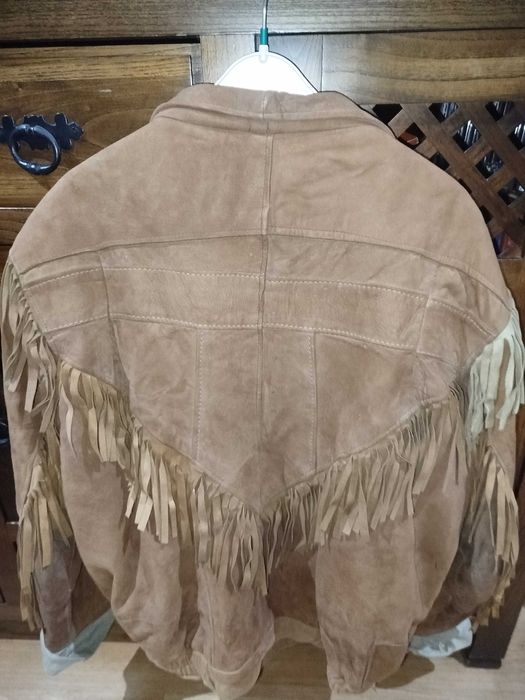 Casaco em Pele, com Franjas (estilo Western), interior/forado com lã.