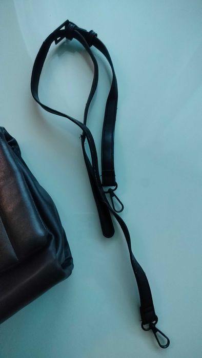 Torebka czarna kopertowa listonoszka na ramię łańcuch karbowana