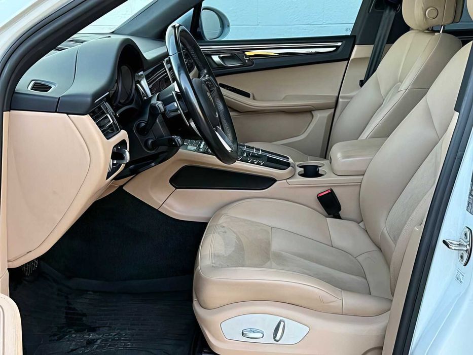 Porsche Macan      2021