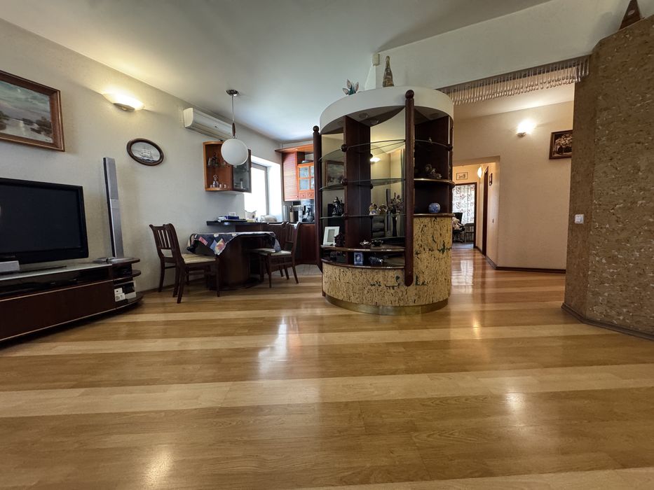 Продається простора 4-х кімнатна квартира в самому центрі Дніпра!