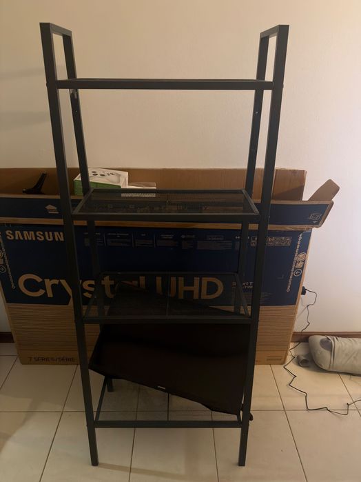 Estante em bom estado