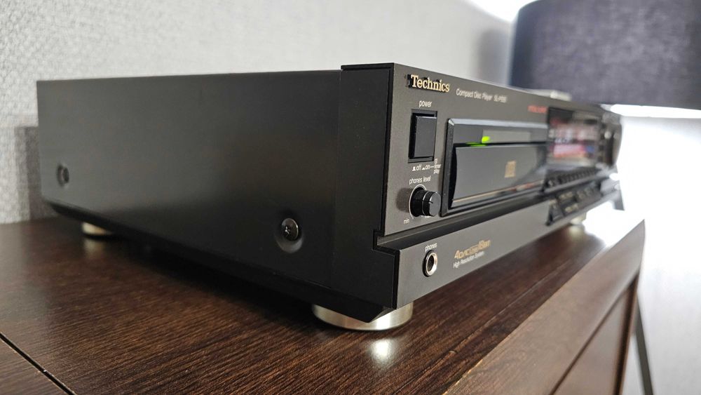 Odtwarzacz CD firmy TECHNICS model SL-P555 + Pilot.