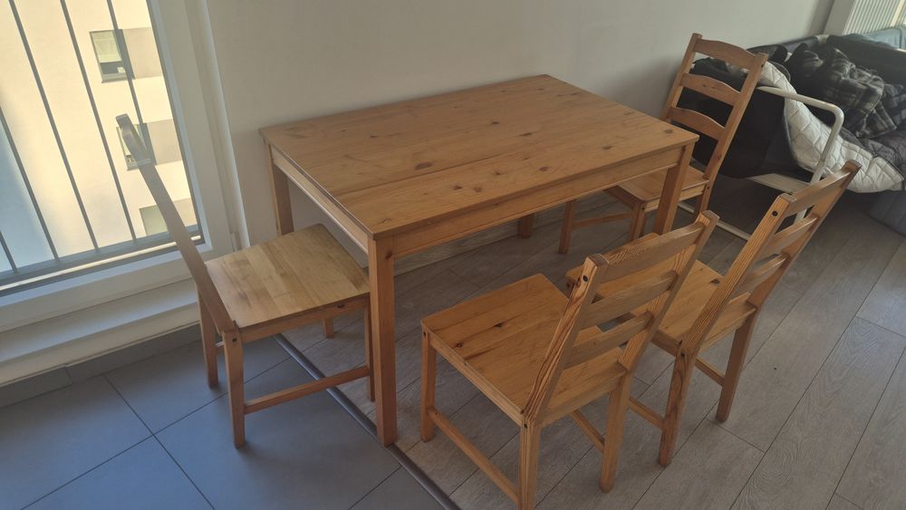 Stół i 4 krzesła sprzedam