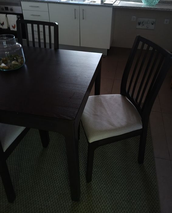 Mesa extensível e quatro cadeiras