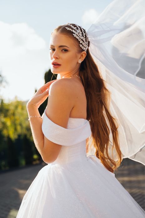 Біла весільна сукня