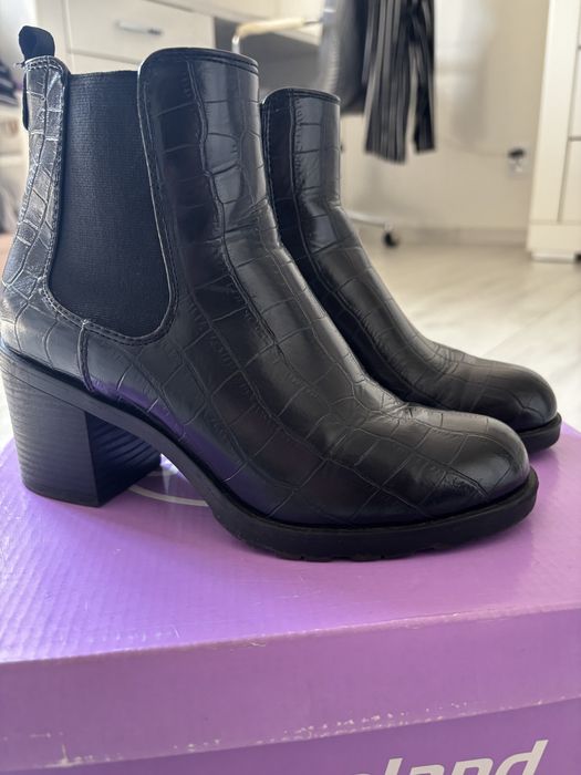 Zimowe czarne buty na koturnie