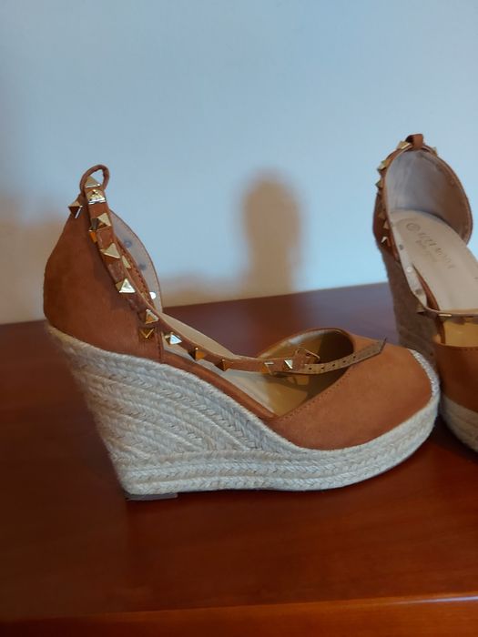 Sandalias de cunha camel tamanho 39