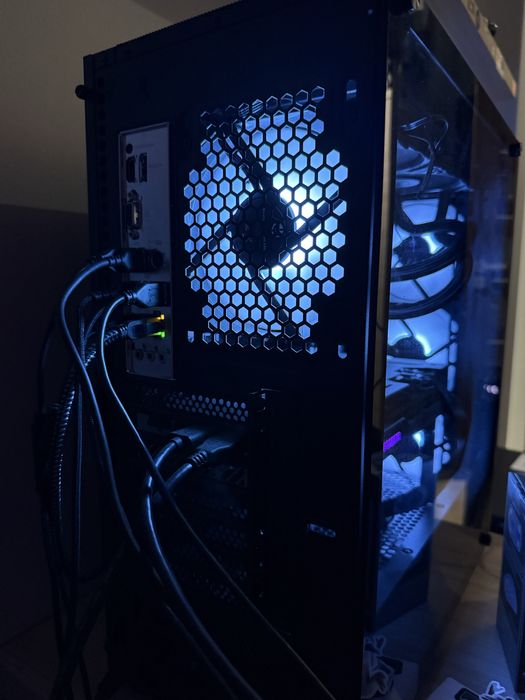 Komputer Gamingowy RX7800XT RYZEN7 9700X Całe Stanowisko