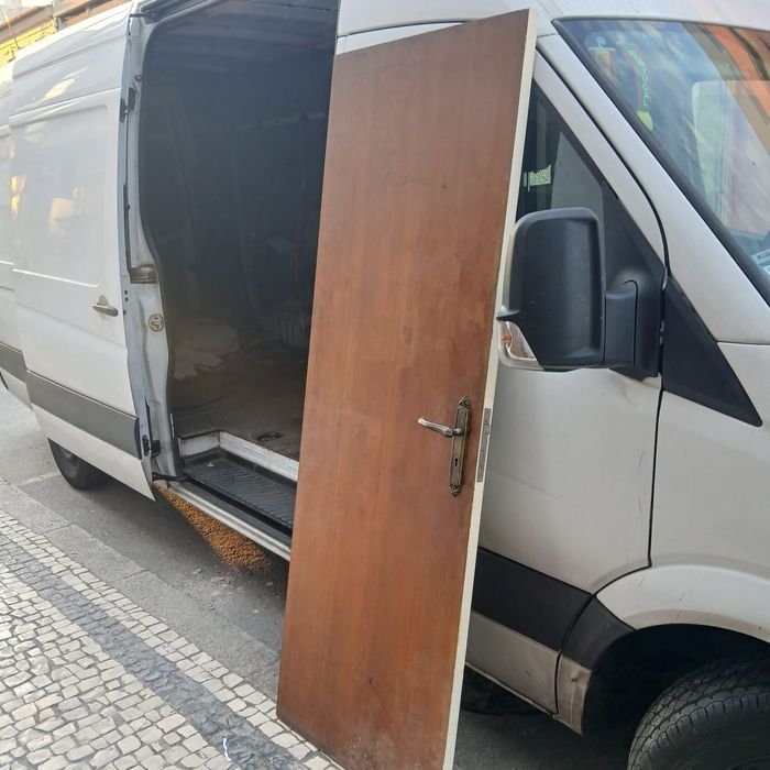 Portas de madeira e uma metal com vidros