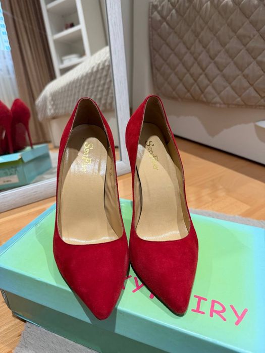 Червоні туфлі на шпильці