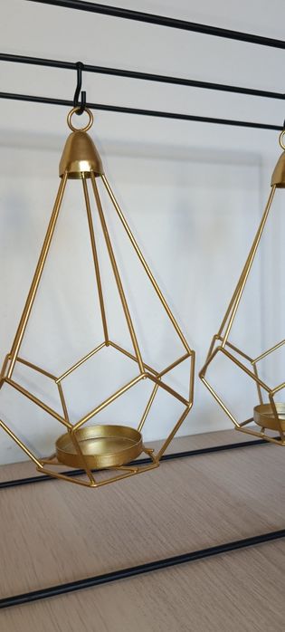 Castiçal dourado e preto