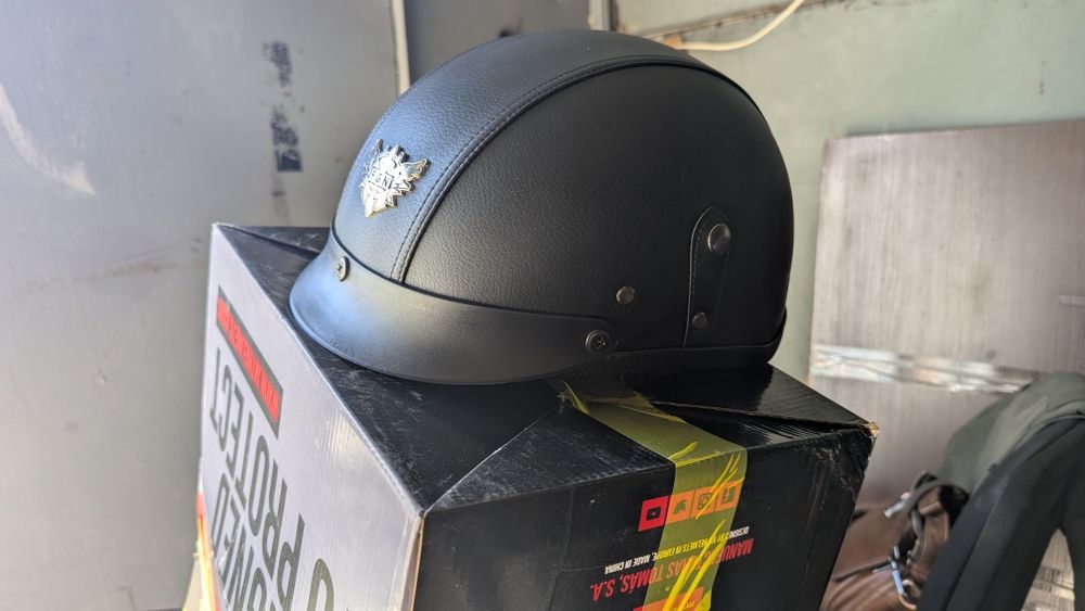 Класичний шолом для мотоцикла
