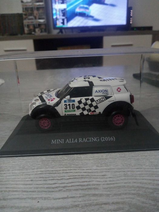 Vendo viaturas participantes no rally Dakar