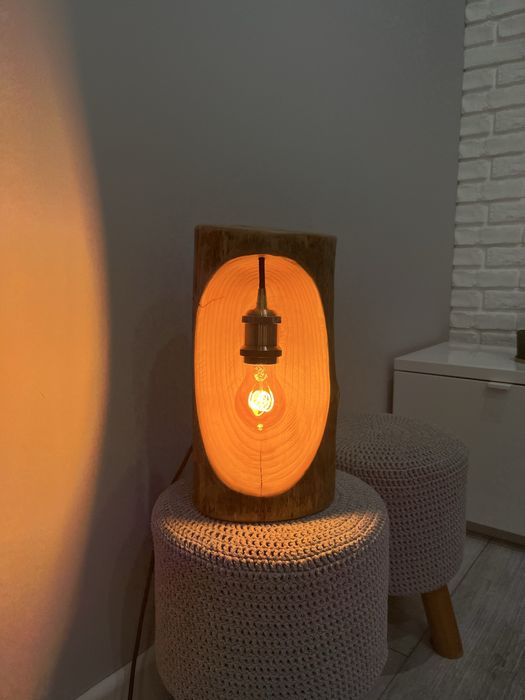 Lampka z drewna recznie wykonana.