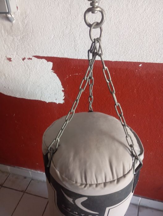 Saco de boxe cinzento