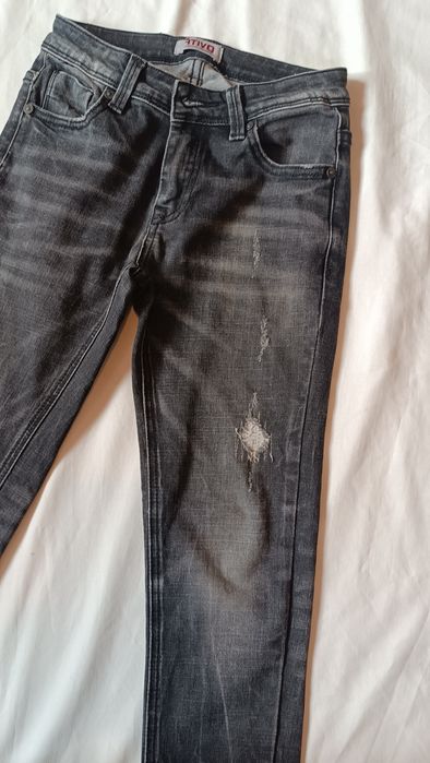 Calças de ganga pretas. Efeito roto. 10 Anos