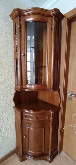 Cristaleira de canto em madeira