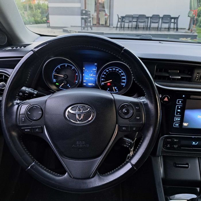 Samochody  toyota auris