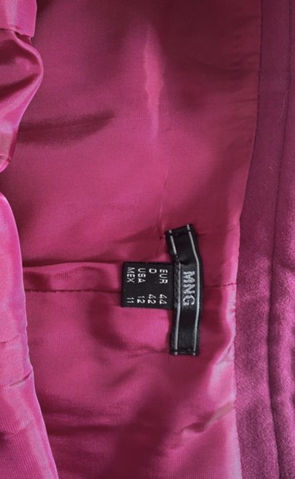 Saia com etiqueta da Mango