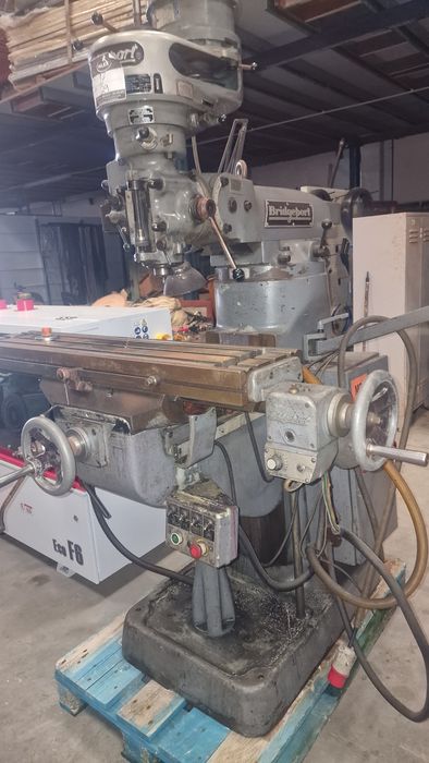 Fresadora ferramenteira convencional com digital