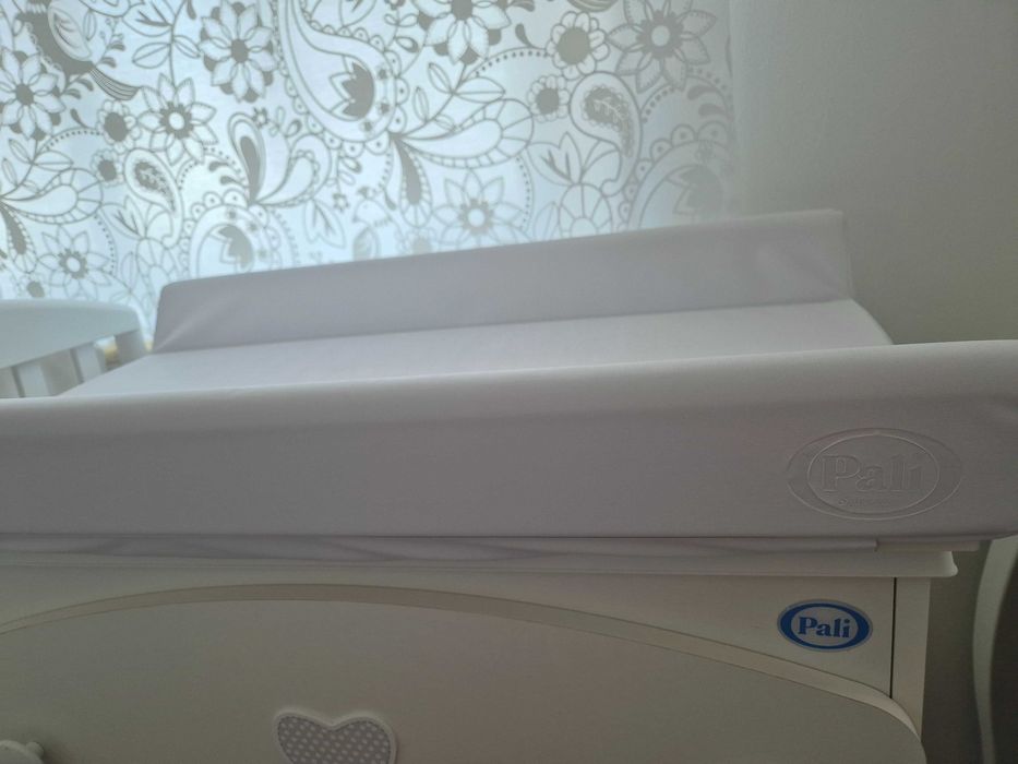 Berço com gaveta+colchão+edredão+contorno+trocador/comoda e banheira.