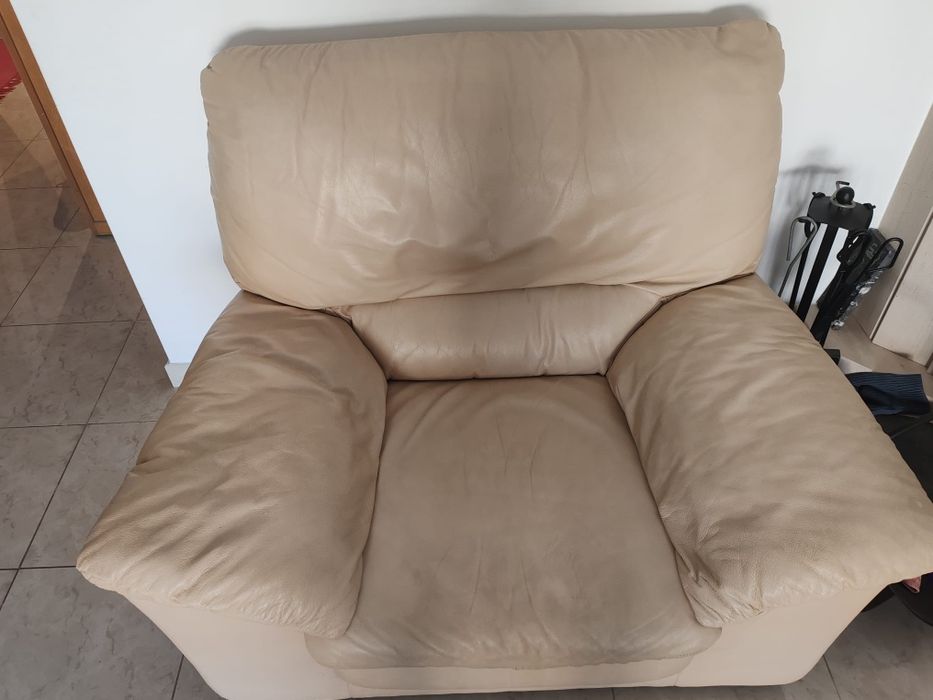 Conjunto de sofás brancos em pele.