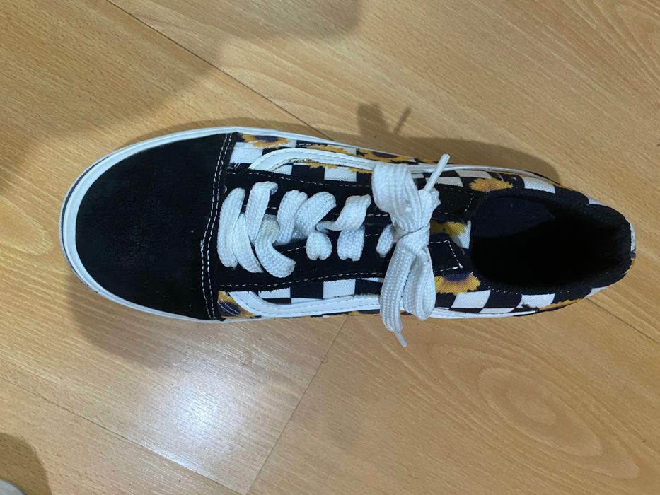 Roupas, tênis e fraldas tamanho M e G.