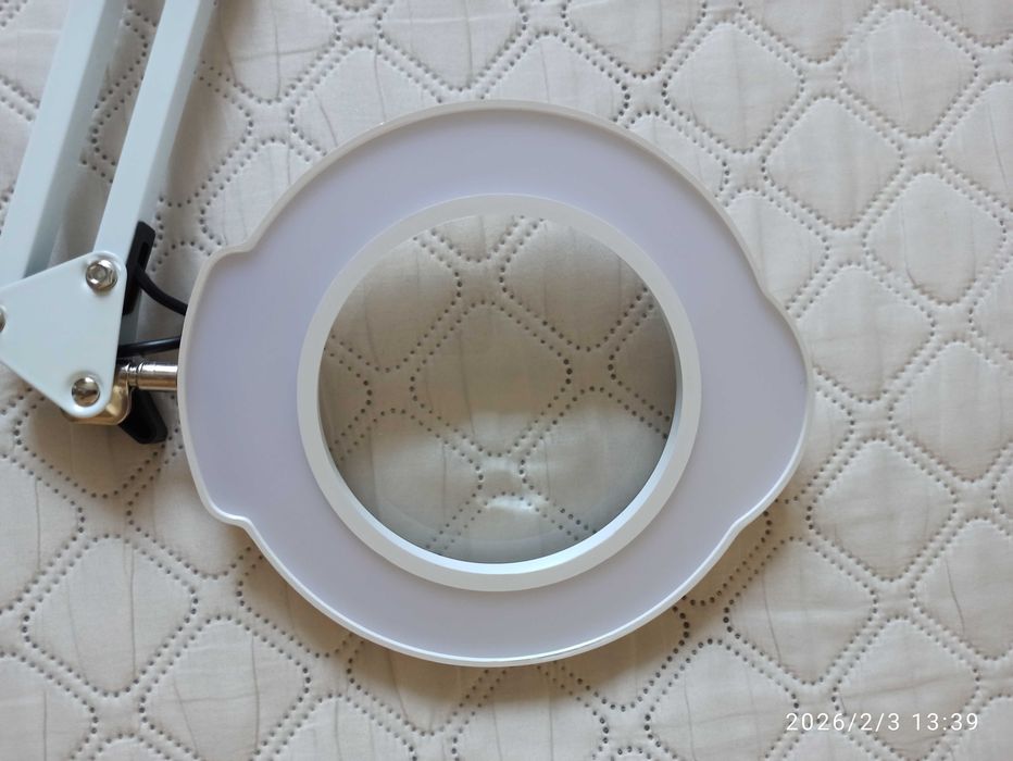 Лампа лупа светодиодная на струбцине.