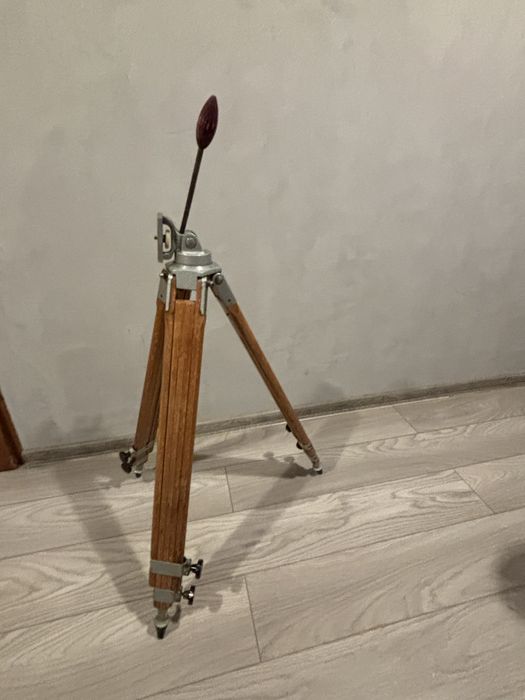 Statyw  - zabytkowy, drewniany i regulowany