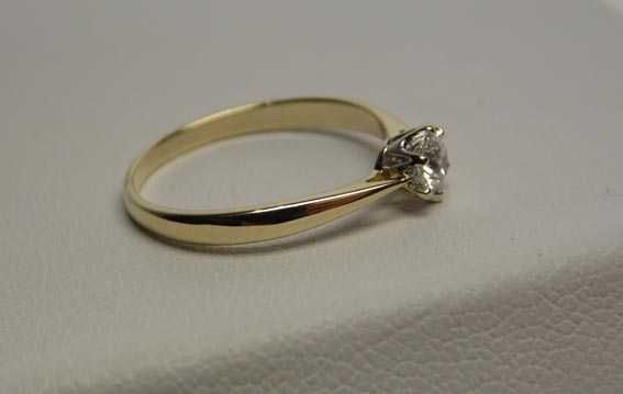 Apart złoty pierścionek z diamentem brylant 0,21 ct.