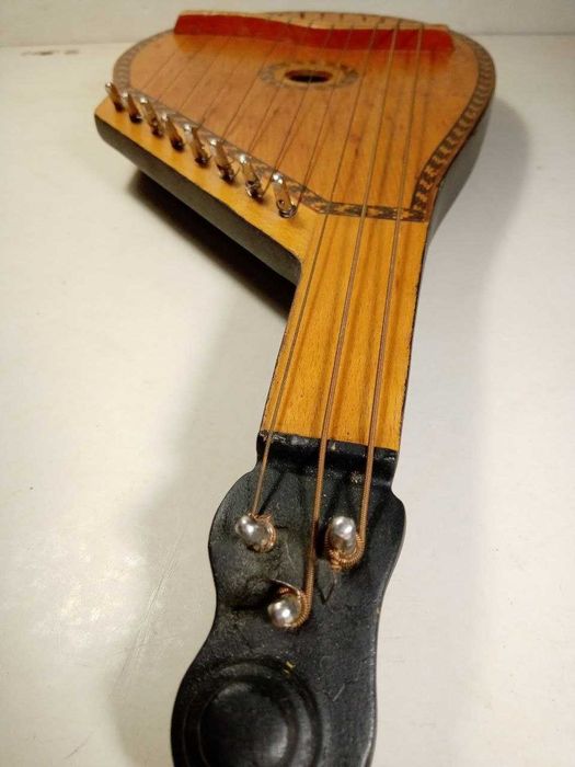 Украинский музыкальный инструмент Бандура в сувенирном исполненииn