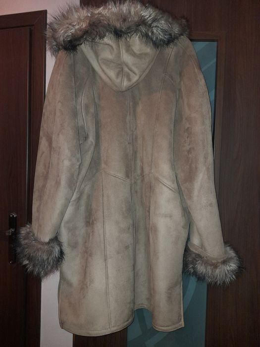 Płaszcz damski z futrzanym kapturem 43-44 (XL)